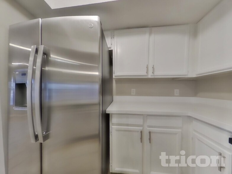 Building Photo - 2455 E Broadway Rd