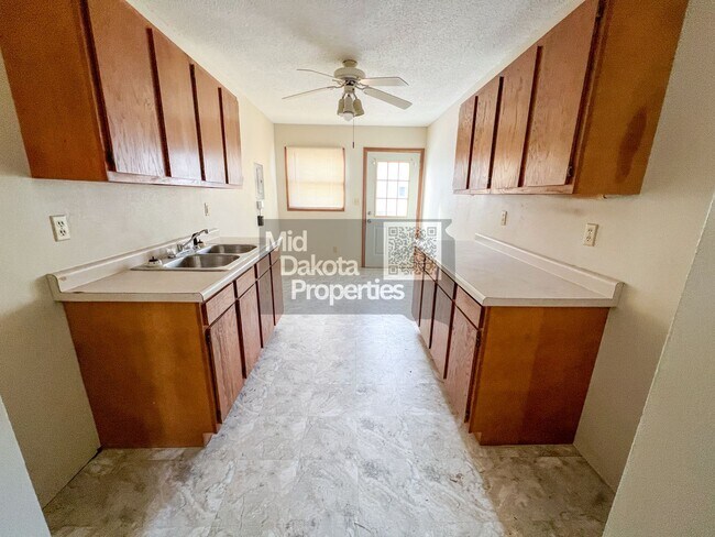 Building Photo - 813 N Sanborn-1 bedroom house with large two car garage