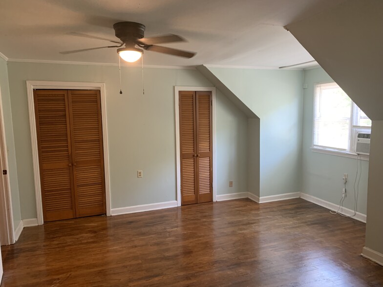 Upstairs Large Bedroom - 325 Oxford St