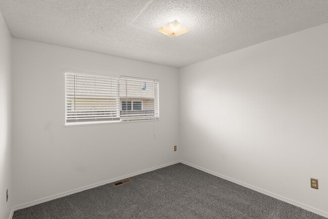 Building Photo - Updated 3Bed/2Bath single story ranch