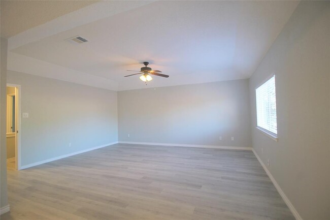 Building Photo - 3323 Hidden Creek Dr