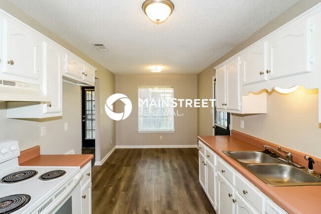 Building Photo - 3 Bedroom Pet-Friendly Home in Memphis, TN with Main Street Renewal