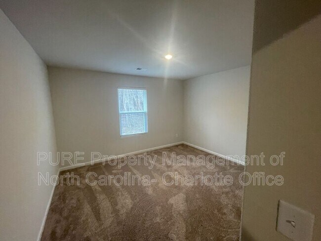 Building Photo - 100 Conifer Ln