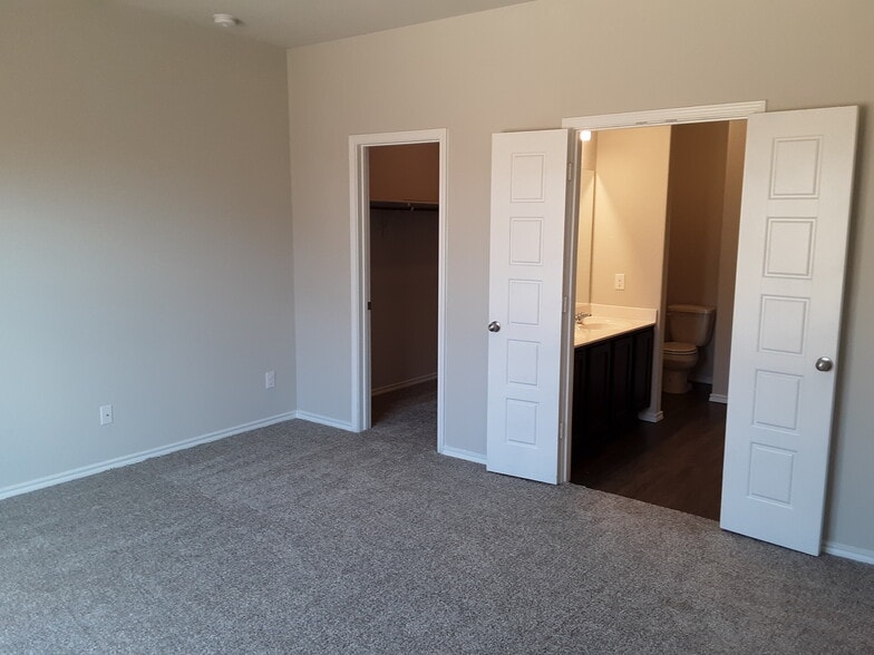 Master Bed Room/Bathroom - 10818 Fox Trot