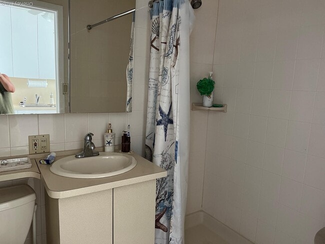 Building Photo - 830 Shore Rd