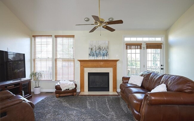 Building Photo - Beautifully maintained brick townhouse in ...