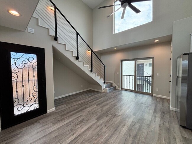 Building Photo - 1 Bedroom - 1.5 Bath Condo on the Riverwalk