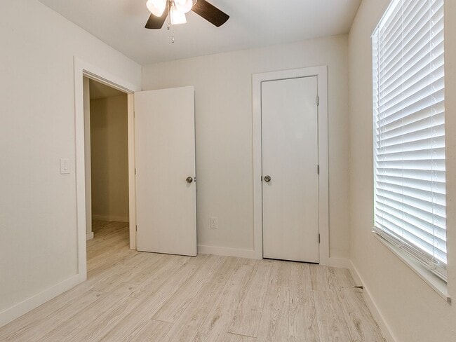 Building Photo - 4 bedroom 2 bath home in Tecumseh!