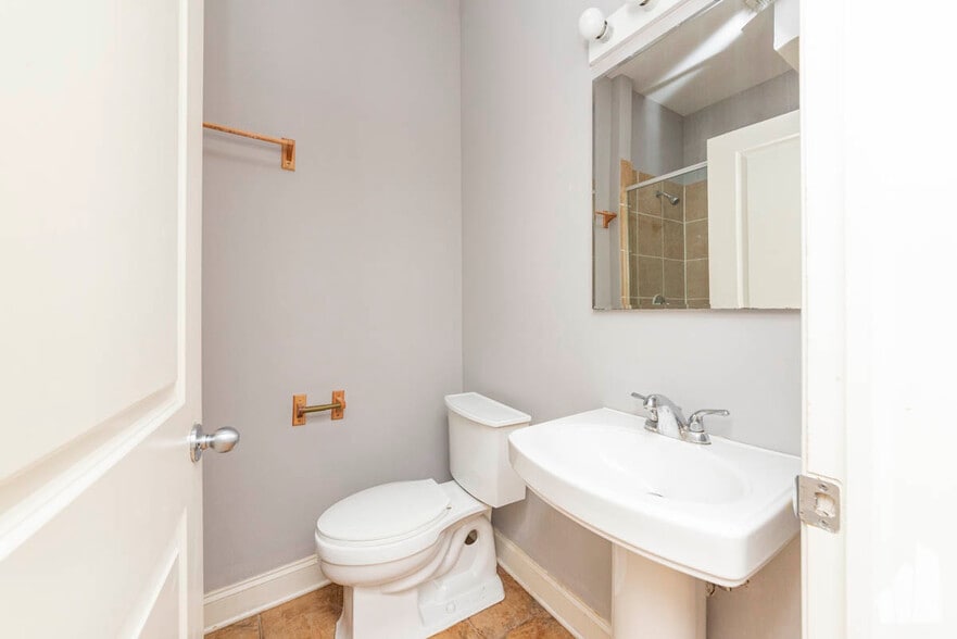 Building Photo - 1133 W Addison St