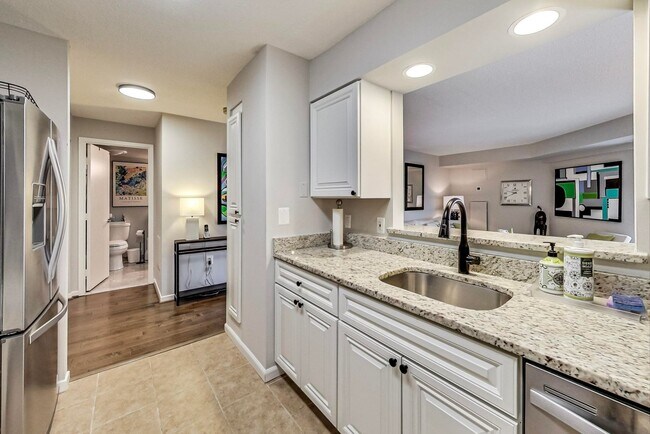 Building Photo - 2-bedroom, 1-bath condo in the sought-afte...