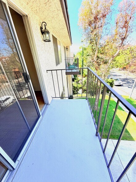 Building Photo - 421 N Kenneth Rd