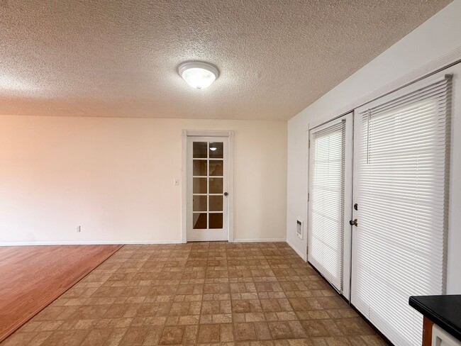 Building Photo - 1593 Skyline Way S