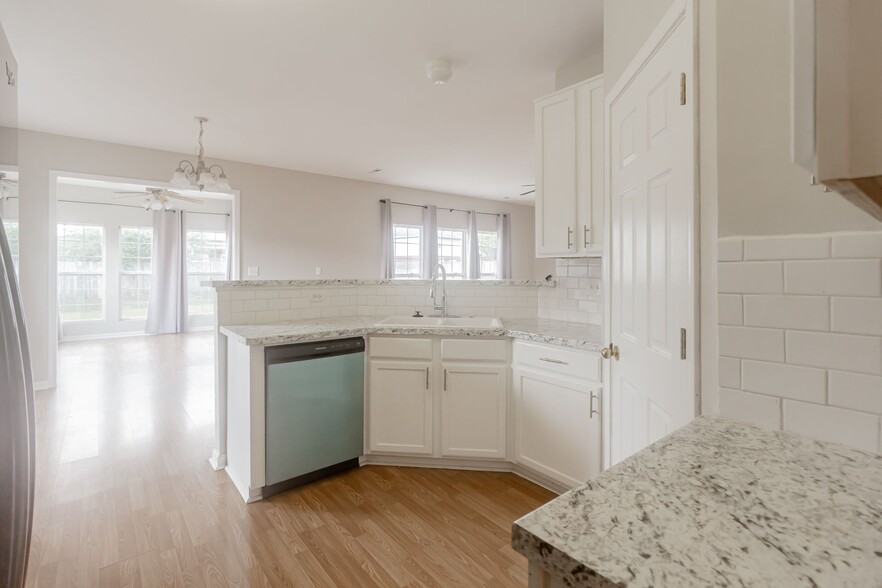 Building Photo - 125 Cloverwood Dr SW