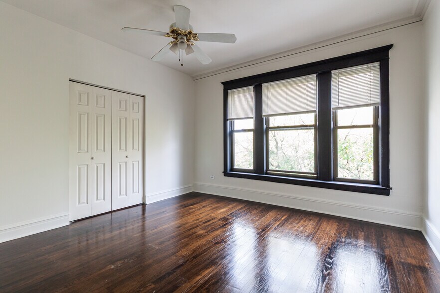 Building Photo - 910 W Belle Plaine Ave