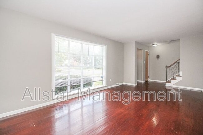 Building Photo - 404 E 215th St