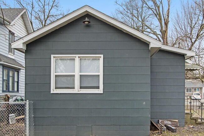 Building Photo - 702 Fenimore Ave