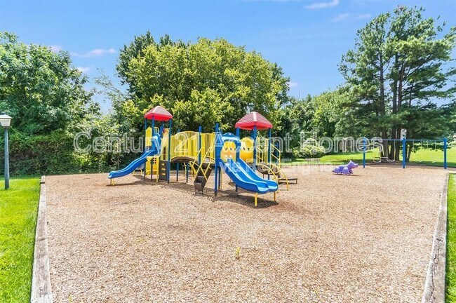 Building Photo - 5805 Royal Ridge Dr