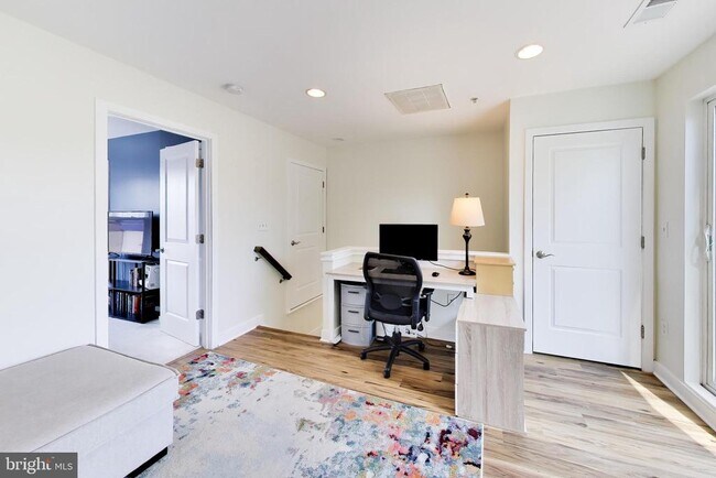 Building Photo - 4550 Longfellow St
