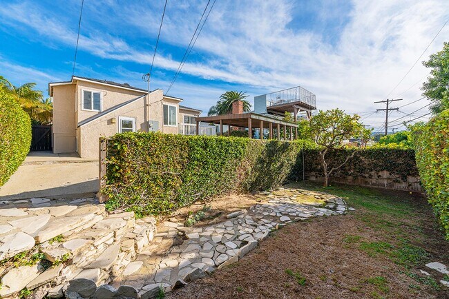 Building Photo - Super Cute 3bed 2 bath home with peek-a-boo ocean view South Redondo