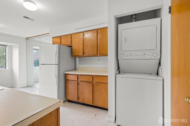 Building Photo - 823 Edison Glen Terrace