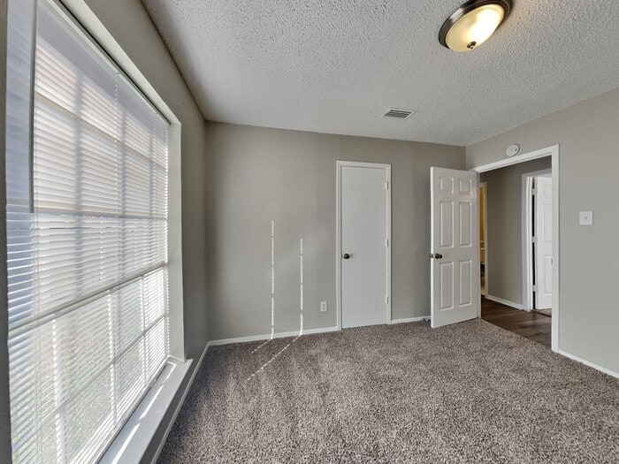 Building Photo - 1201 Saturn Dr