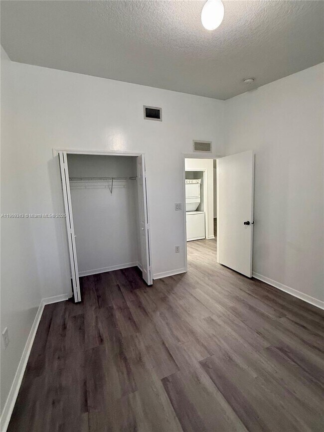 Building Photo - 980 NE 33rd Terrace