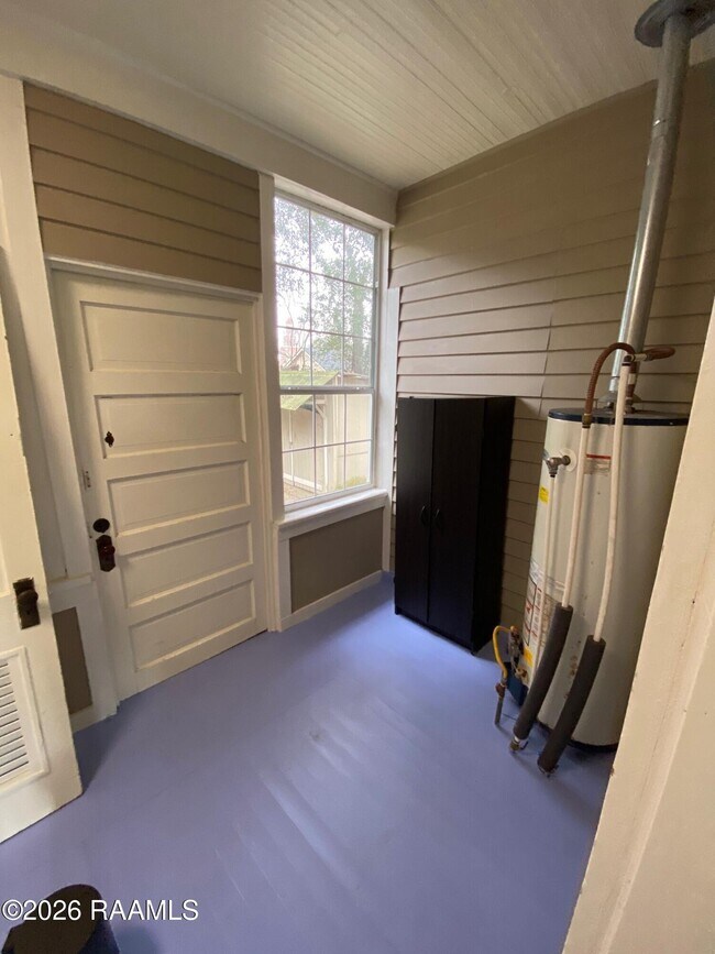 Building Photo - 215 Versailles Blvd