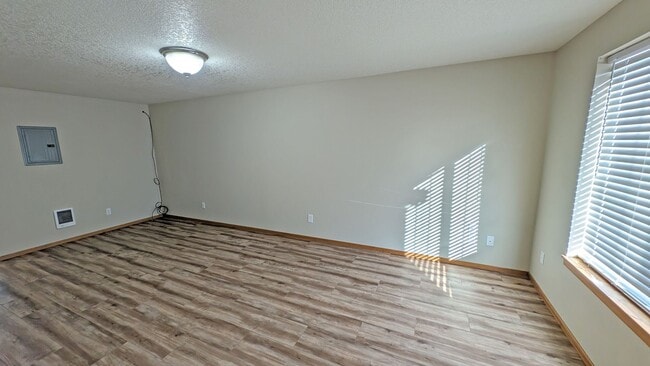 Building Photo - Wonderful townhouse in Forest Grove