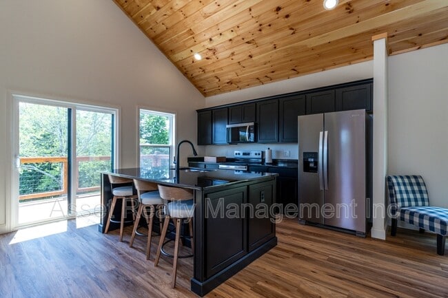Building Photo - 915 River Cliff Dr