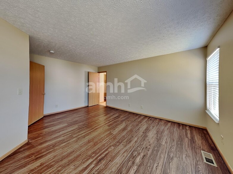 Building Photo - 1560 Mallard Cir E