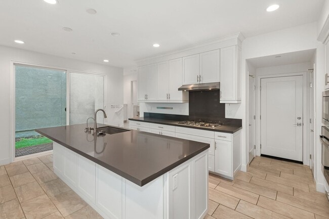 Building Photo - 3 Bedroom + Loft for Lease GREAT PARK LOCA...