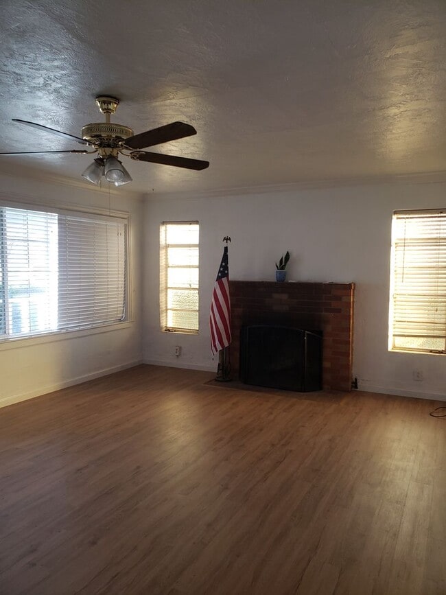 Building Photo - Charming Single Family Home