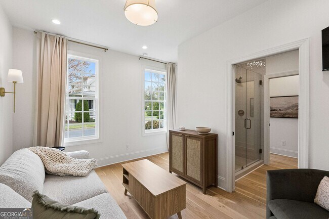 Building Photo - 11 Bourbon St