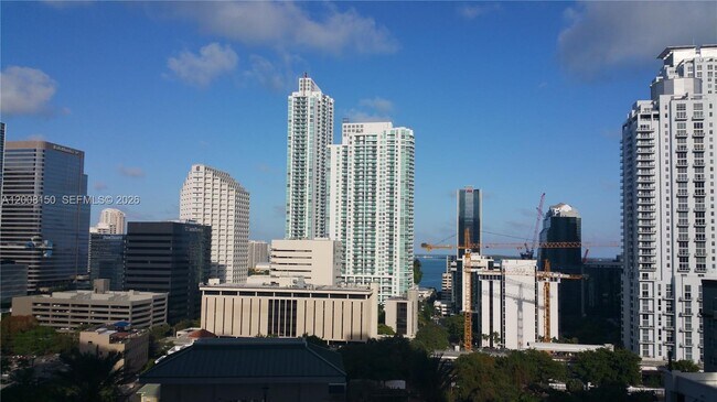 Building Photo - 999 SW 1st Ave