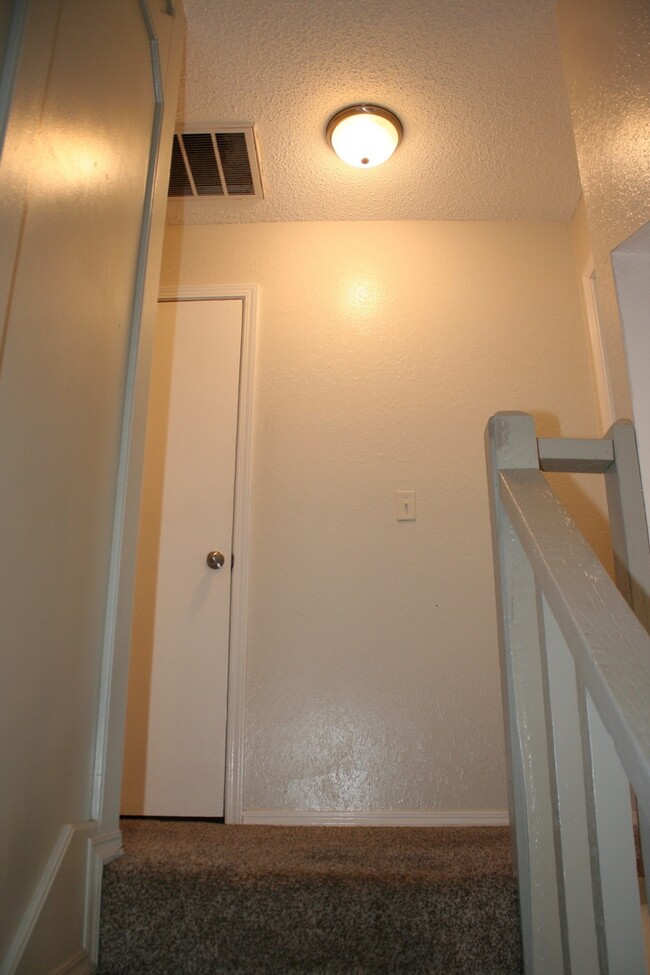 Building Photo - Massive 3 bedroom duplex with living room ...