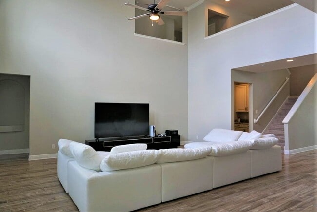Building Photo - Orchard Hills 6 bed / 3.5 Bath - Partially Furniushed