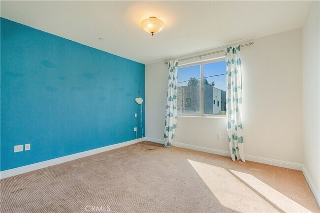 Building Photo - 1835 S Barrington Ave