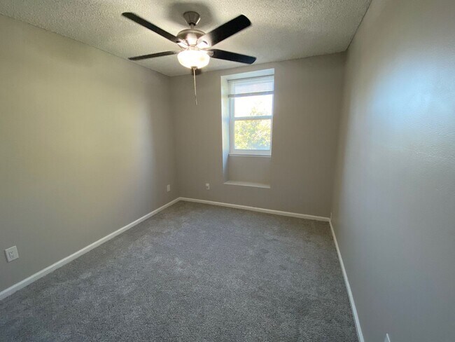 Building Photo - Gorgeous 5+3 On Cul-De-Sac