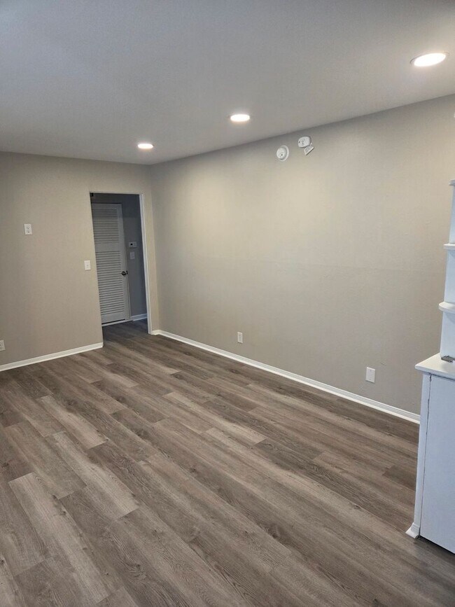 Building Photo - 3 bed, 1 bath, 1 car garage with fenced in backyard. District 66, right next to Aksarben!