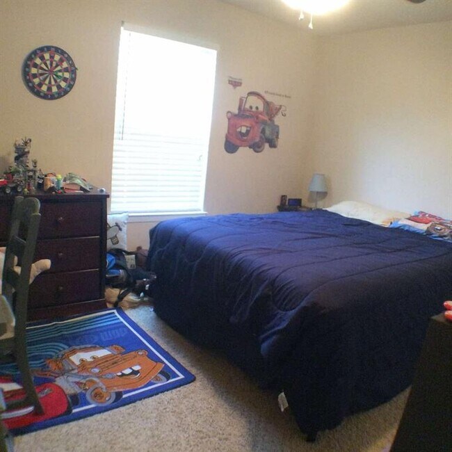 Building Photo - 503 Cozby St N