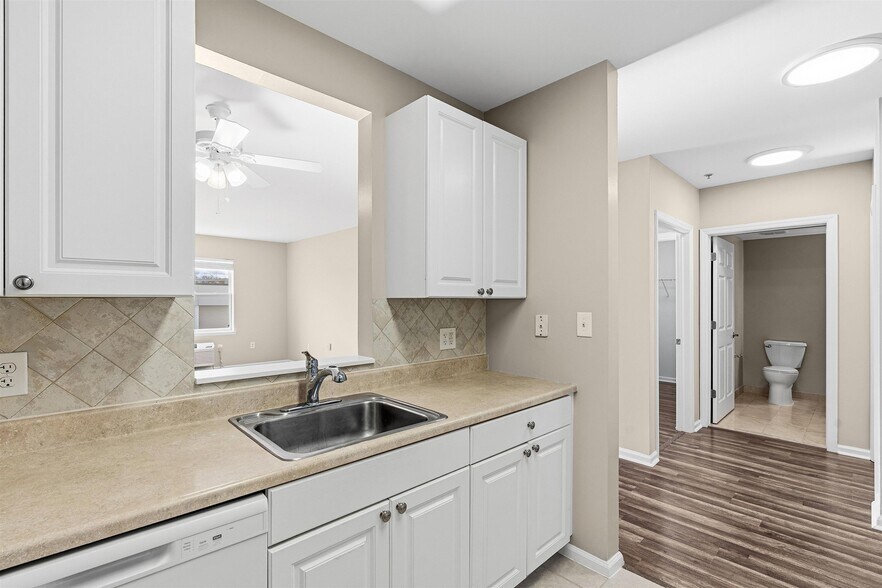 Building Photo - 905 River Rd