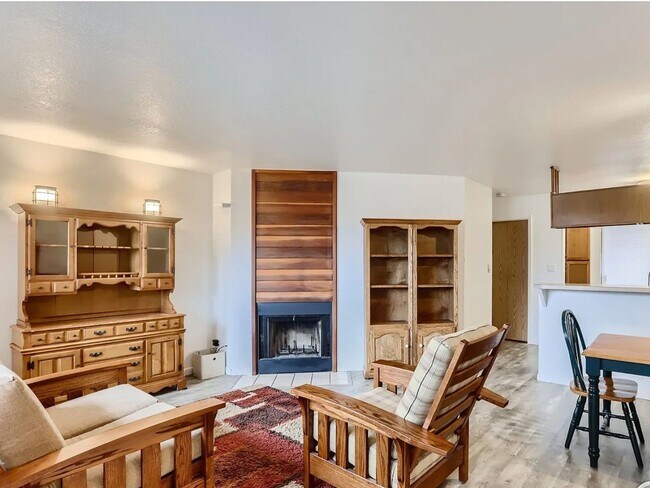 Building Photo - 1 Bedroom Condo with In-Unit Laundry and Private Patio