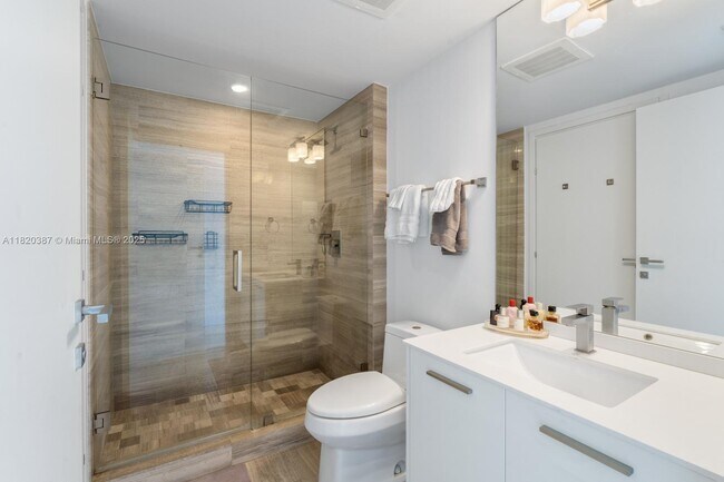 Building Photo - 1300 Brickell Bay Dr