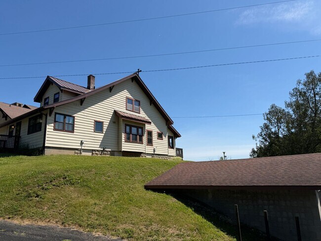 Building Photo - 5- Bedroom House for Rent in Chaseburg