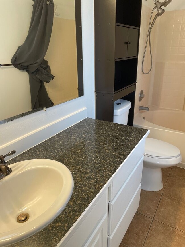 Building Photo - Large 4 Bedroom Home