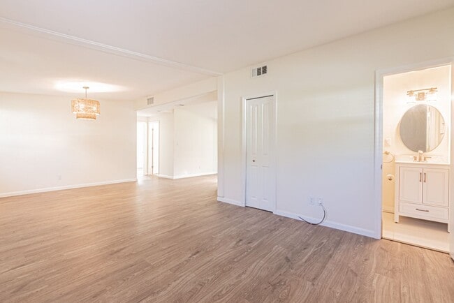 Building Photo - Annual Rental – Pet-Friendly Charming Napl...