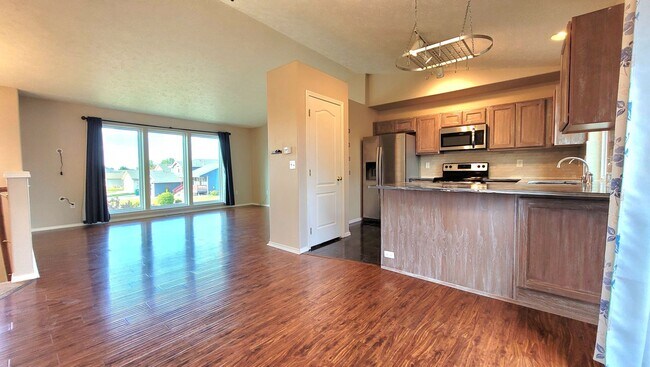 Building Photo - Gorgeous Split Level with Fenced Backyard