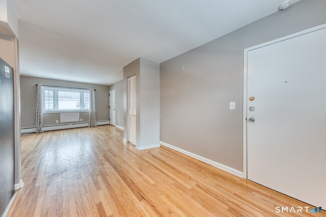 Building Photo - 66 Beths Ave