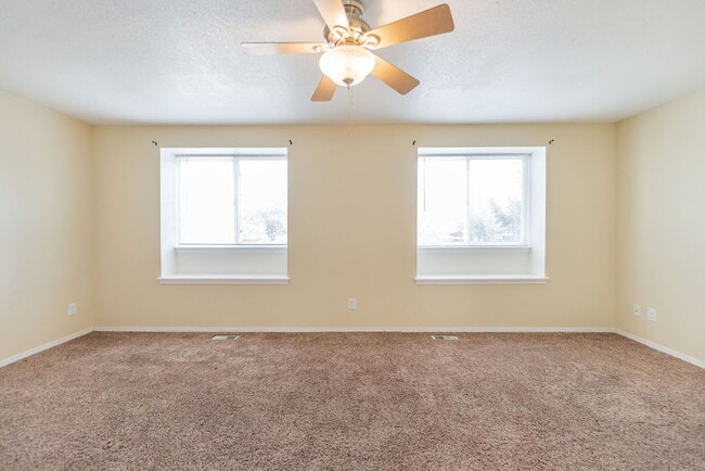 Building Photo - Large Tri-Level Home