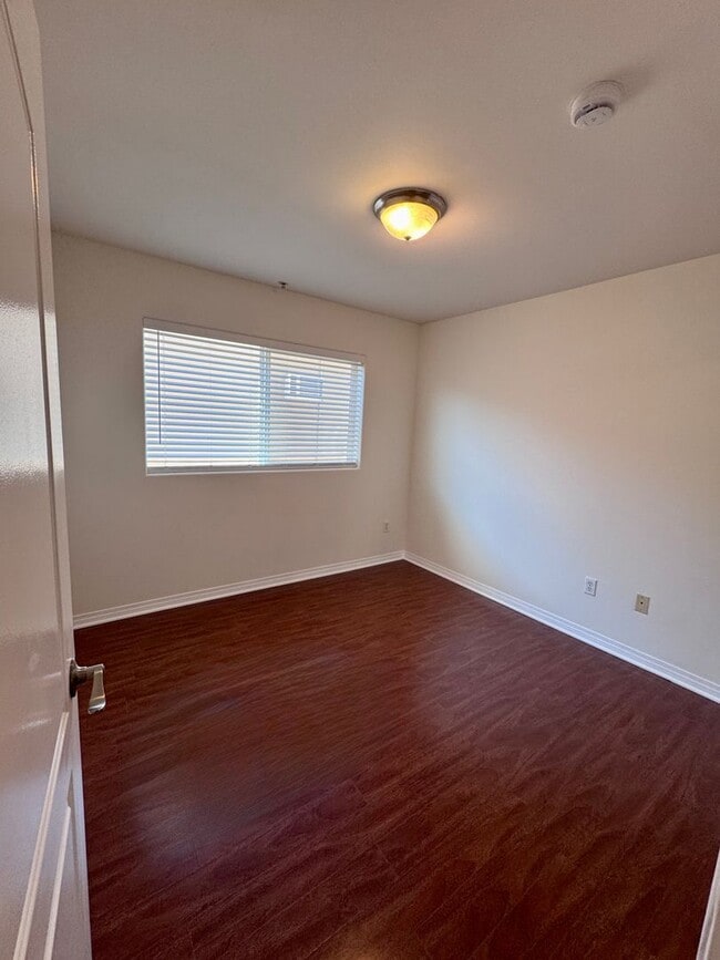 Building Photo - 3 bedroom 2 bath condo on Vanowen